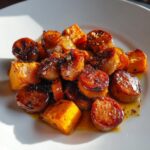 Wurst und Süßkartoffeln mit Honig-Knoblauch-Sauce